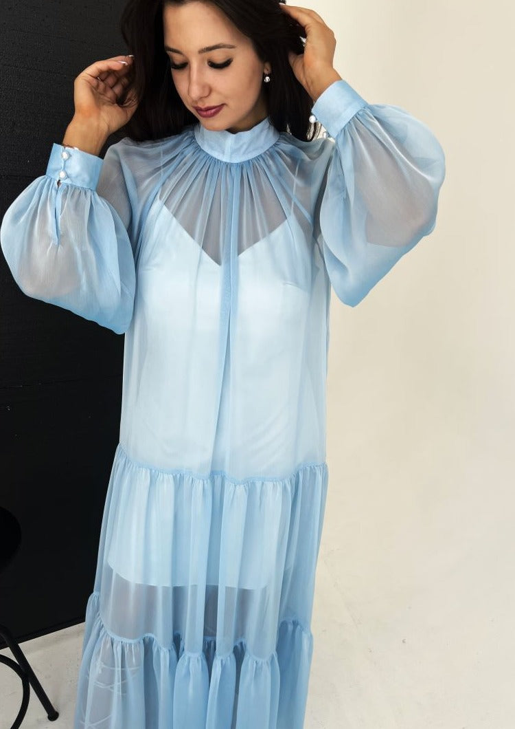 gaiši zila kleita