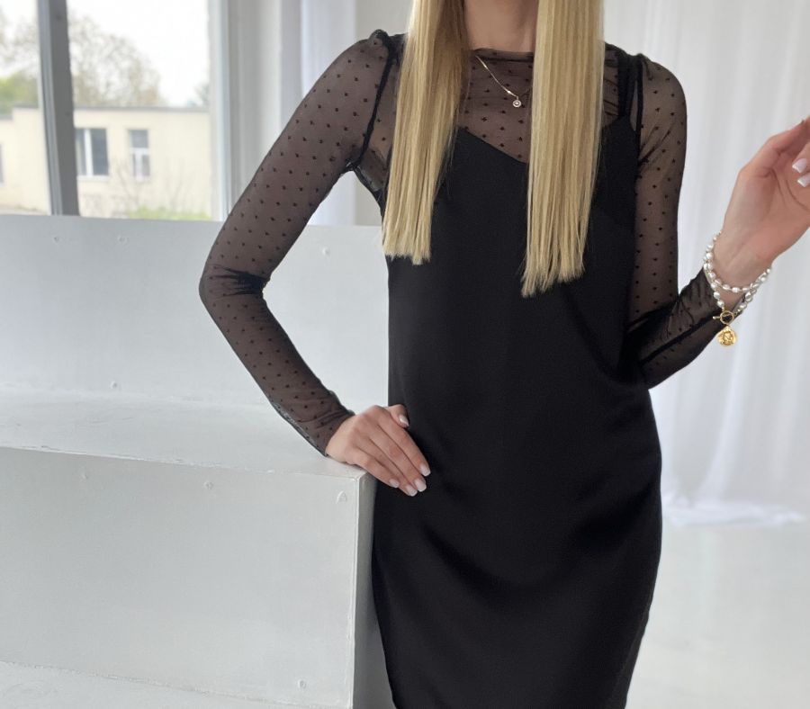 ELASTĪGA TILLA BLŪZĪTE AR SMALKIEM PUNKTIŅIEM