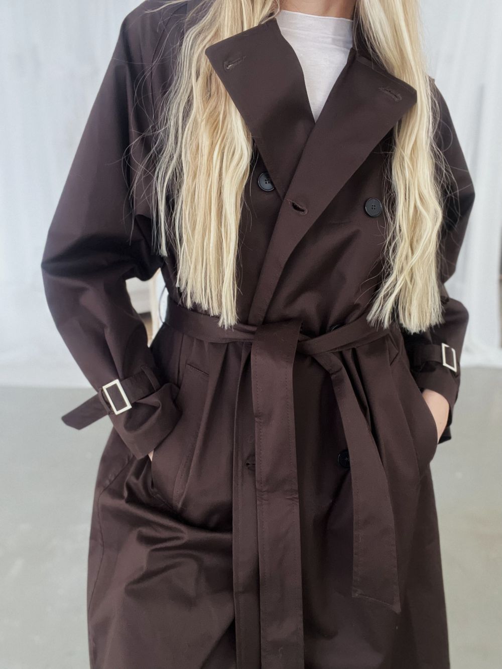 TUMŠI BRŪNS TRENCIS