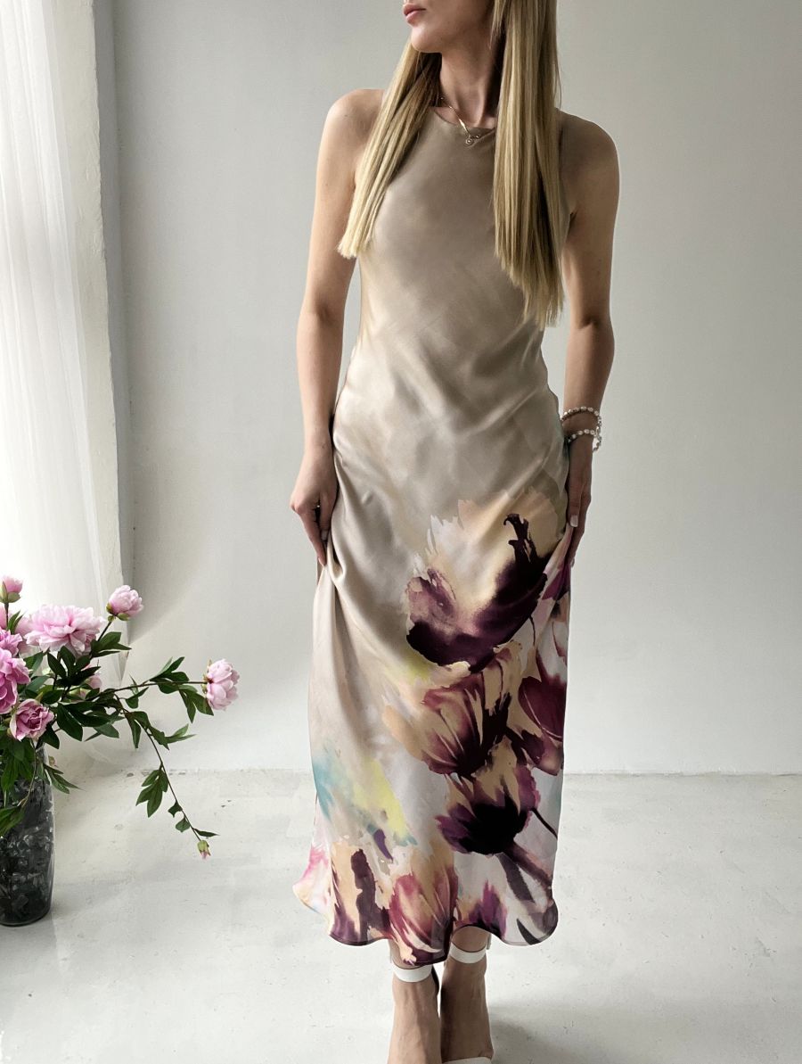 ELEGANTA KLEITA AR ZIEDU MOTĪVU