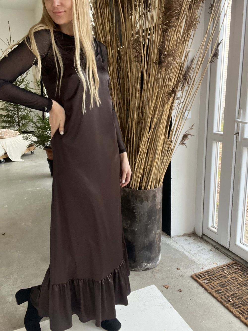 TUMŠI BRŪNA KLEITA UZ LENCĪTĒM