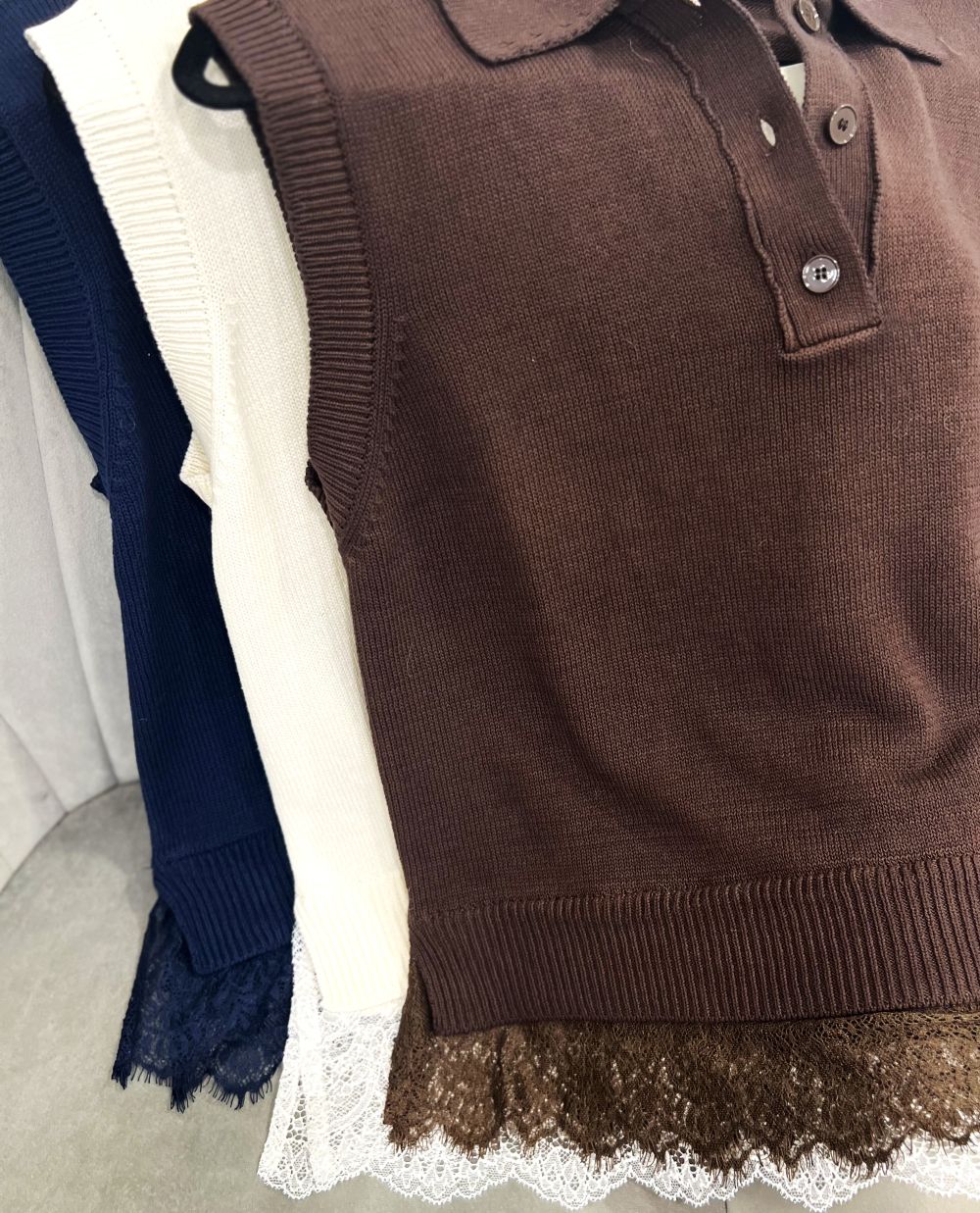 100% KOVILNAS KREKLIŅŠ BRŪNS UN PIENBALTS