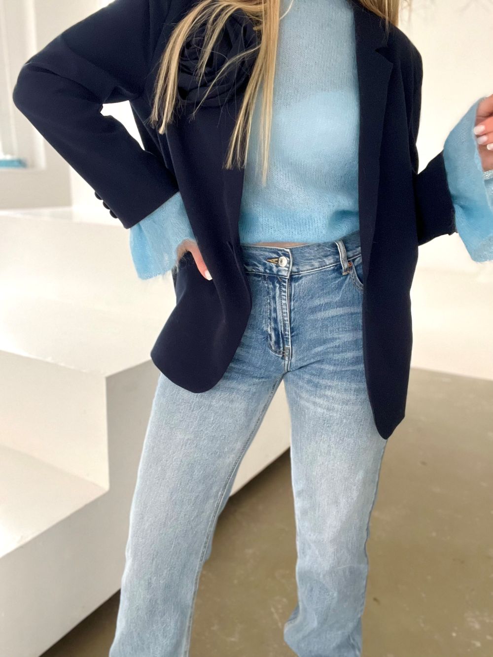 TUMŠI ZILA , BRŪNA ŽAKETE AR ZIEDU