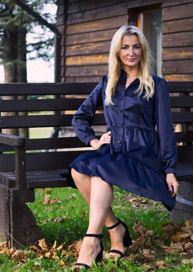 tumši zila satīna kleita