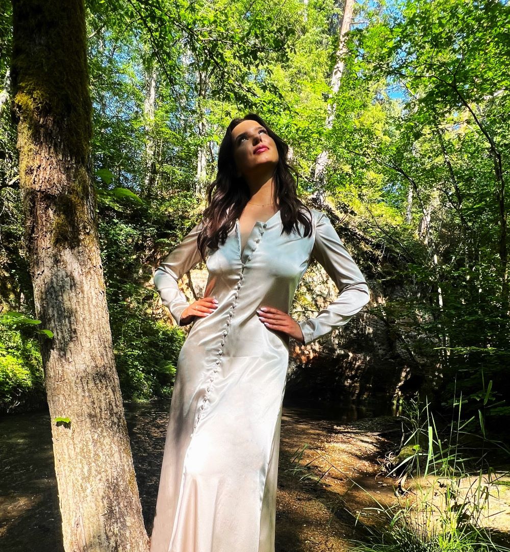 SATĪNA KLEITA AR PODZIŅĀM