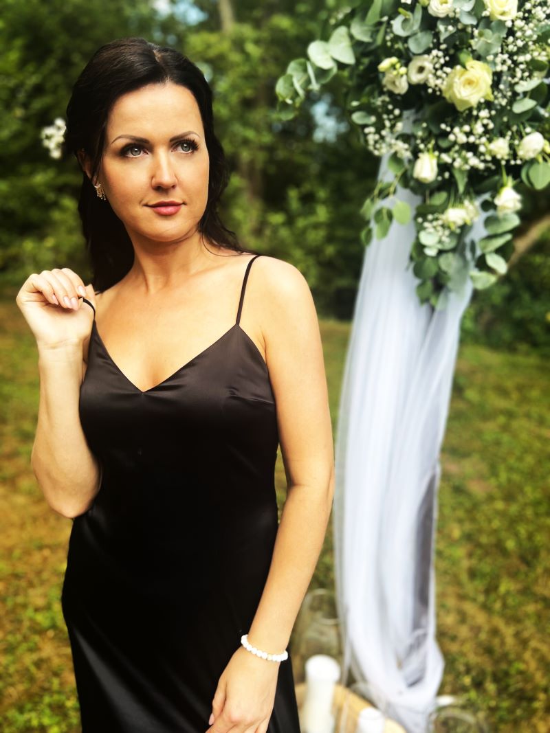 Satīna kleita uz lencītēm