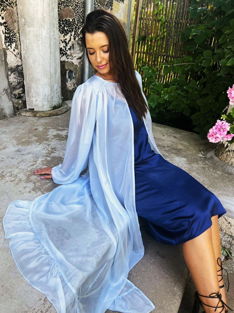 Gaiši zila kleita