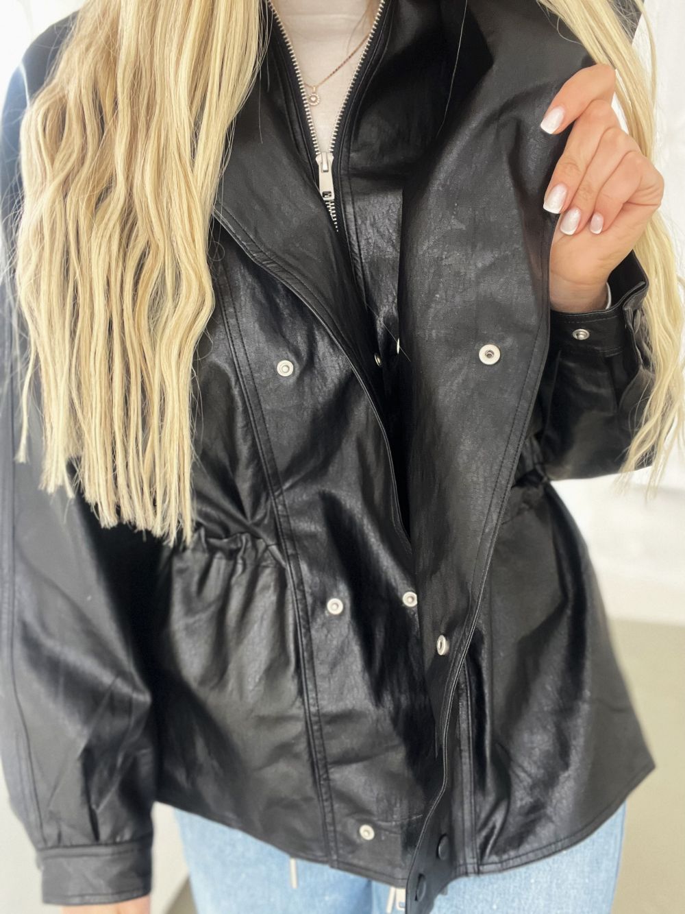 MELNA MĀKSLĪGĀS ĀDAS JAKA