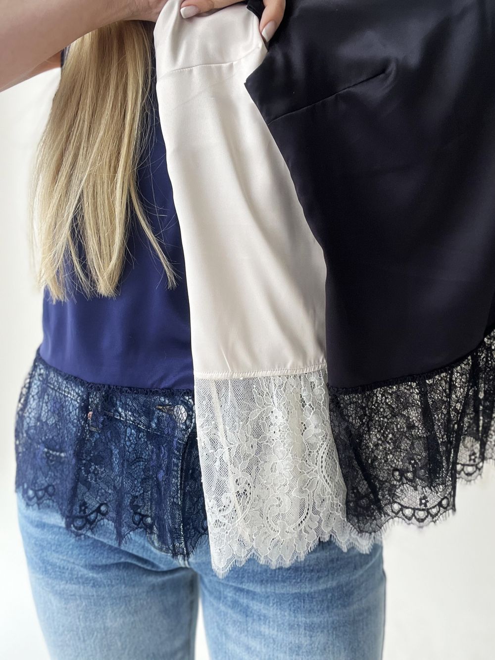 SATĪNA TOPS AR MEŽĢĪNES VOLĀNU - ZILS, MELNS, BĒŠS