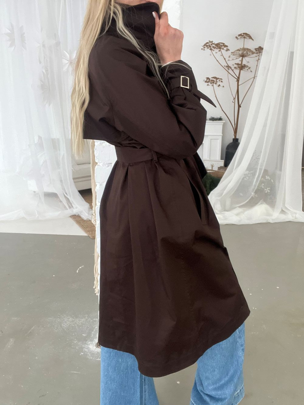 DŽINSI AR SPĪDĪGIEM AKMENTIŅIEM