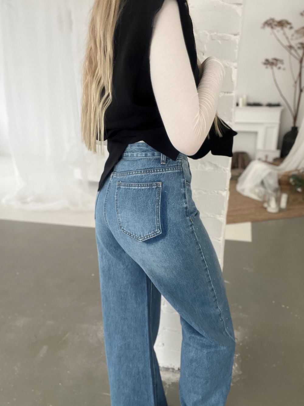 DŽINSI AR SPĪDĪGIEM AKMENTIŅIEM