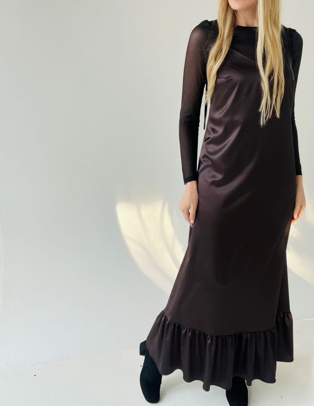 TUMŠI BRŪNA KLEITA UZ LENCĪTĒM