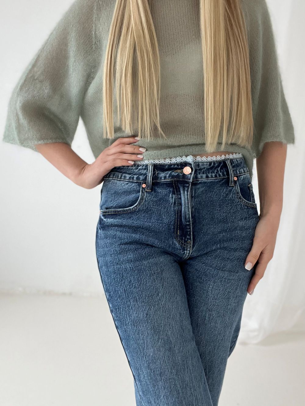 ZILI DŽINSI AR BALTU CAKU MALIŅU