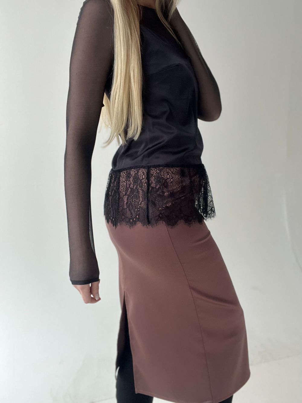 SATĪNA TOPS AR MEŽĢĪNES VOLĀNU - ZILS, MELNS, BĒŠS