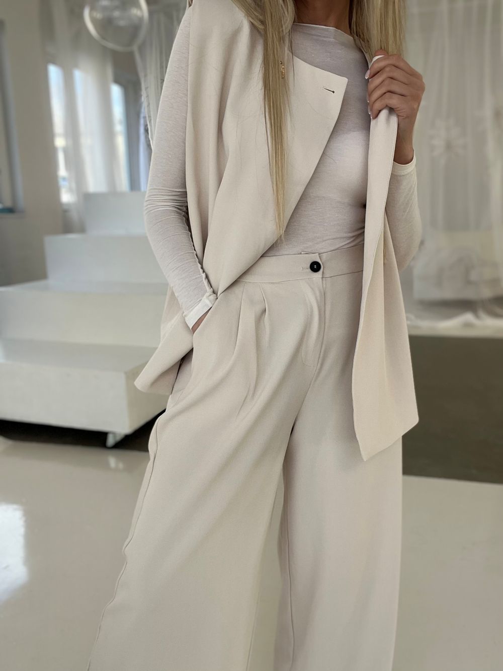 KOSTĪMS - BIKSES + VESTE + JOSTA / PIENBALTS UN BRŪNS