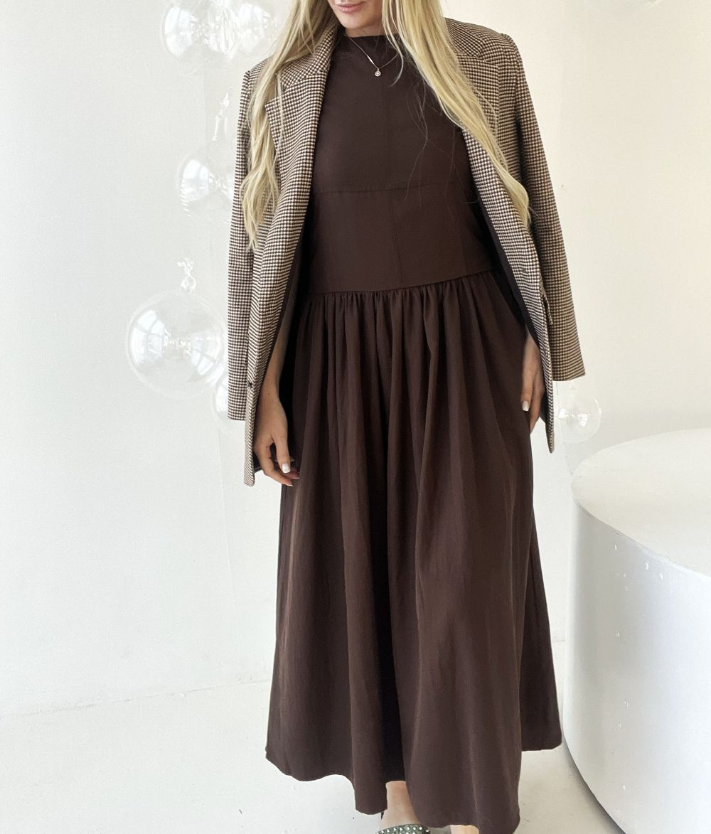 BRŪNA , BĒŠA KLEITA