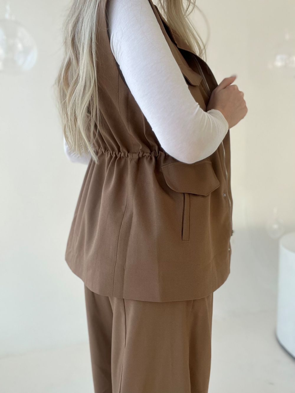 VESTE BRŪNĀ UN PIENBALTĀ TONĪ