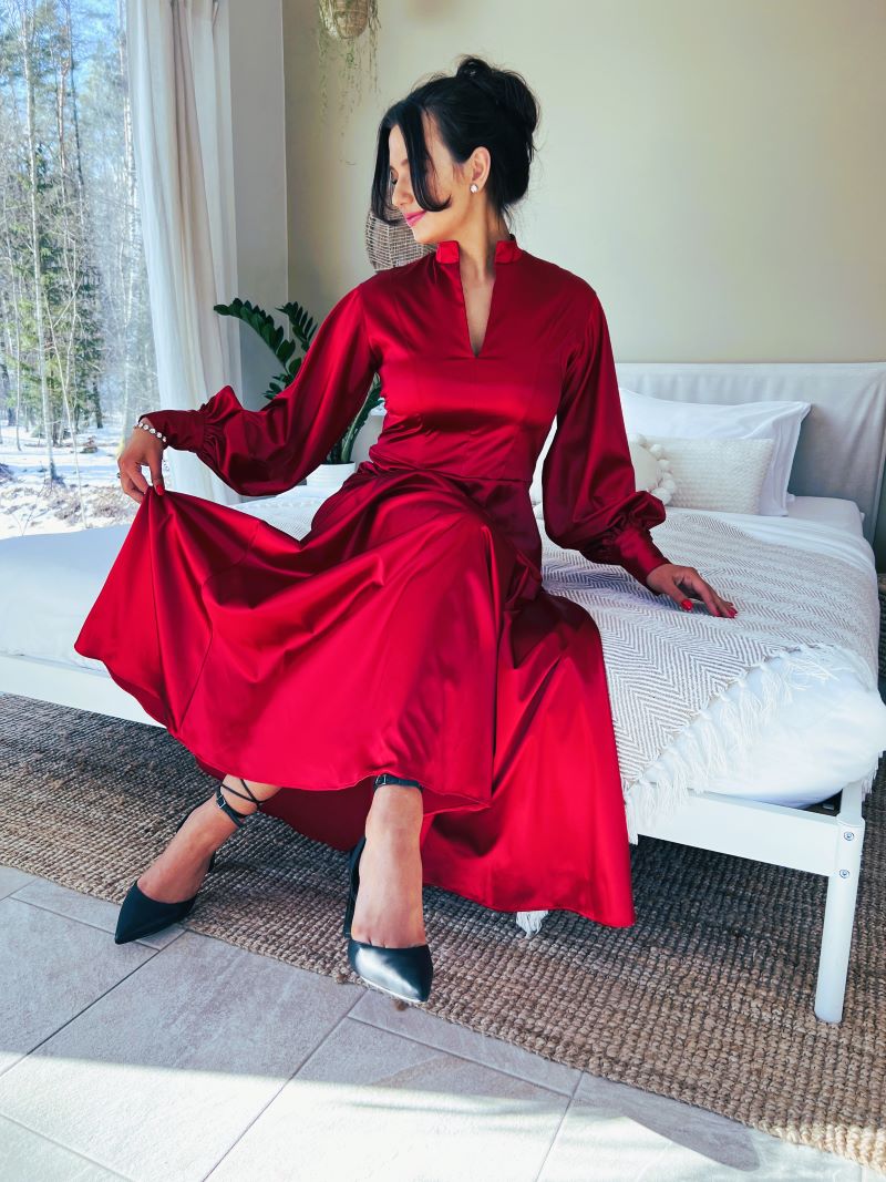 SATĪNA BALLES KLEITA DAŽĀDOS TOŅOS