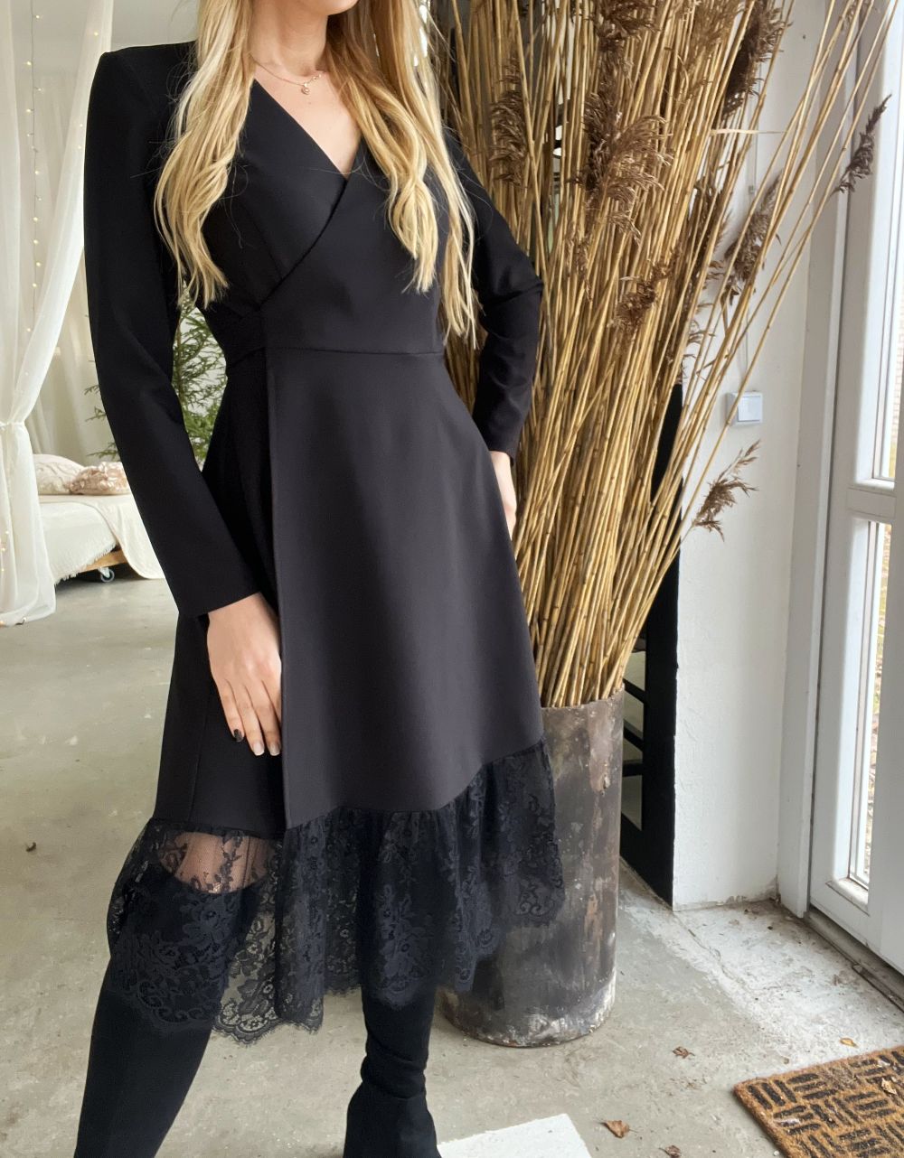 MELNA KLEITA AR MEŽĢĪNI