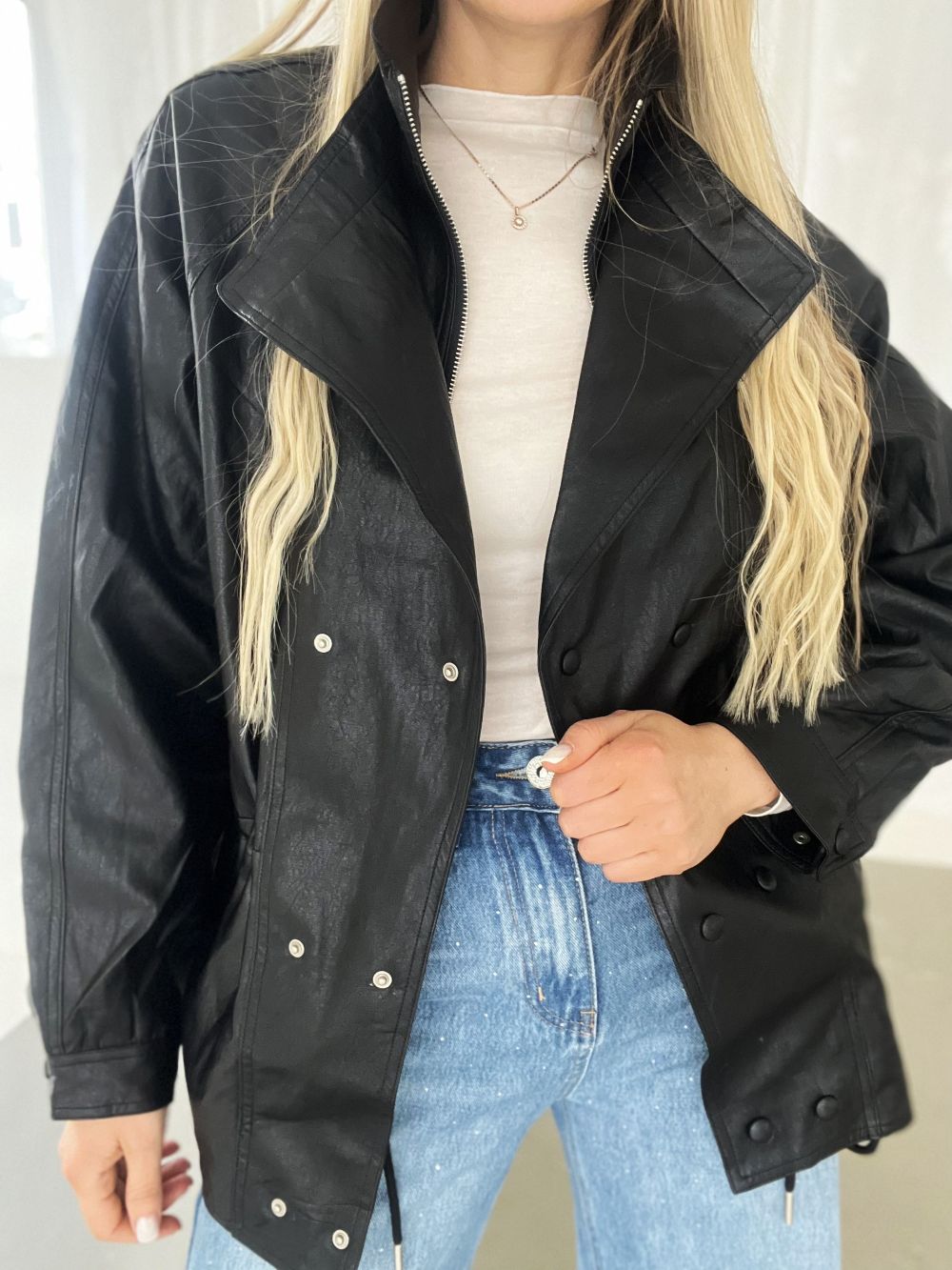 MELNA MĀKSLĪGĀS ĀDAS JAKA