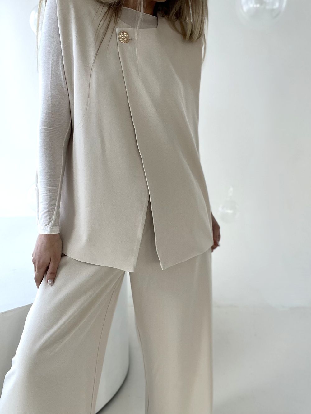 KOSTĪMS - BIKSES + VESTE + JOSTA / PIENBALTS UN BRŪNS