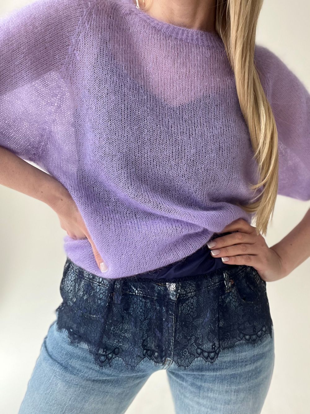 SATĪNA TOPS AR MEŽĢĪNES VOLĀNU - ZILS, MELNS, BĒŠS