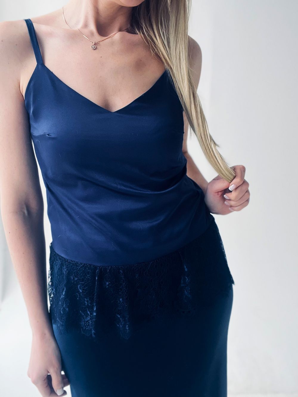 SATĪNA TOPS AR MEŽĢĪNES VOLĀNU - ZILS, MELNS, BĒŠS