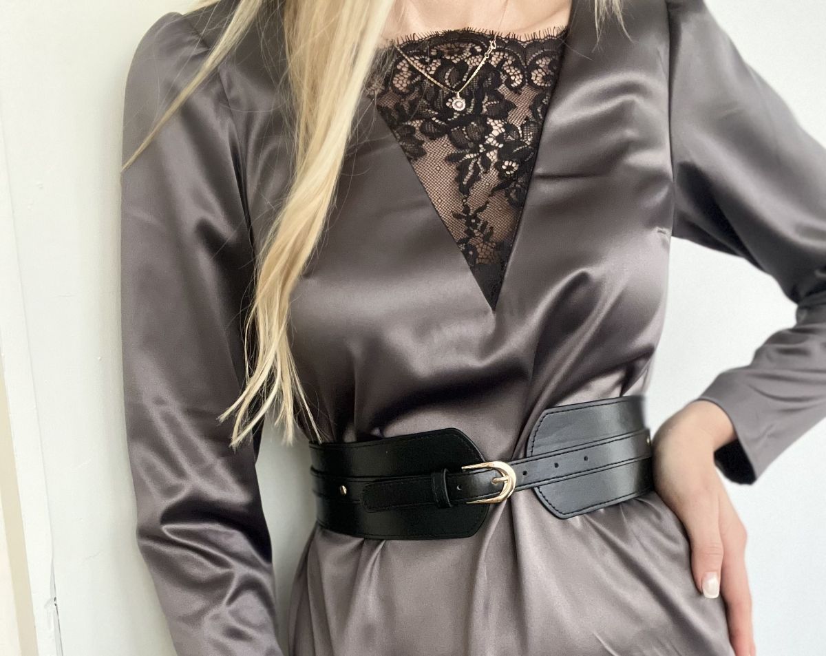 PELĒKA SATĪNA KLEITA AR VOLĀNU