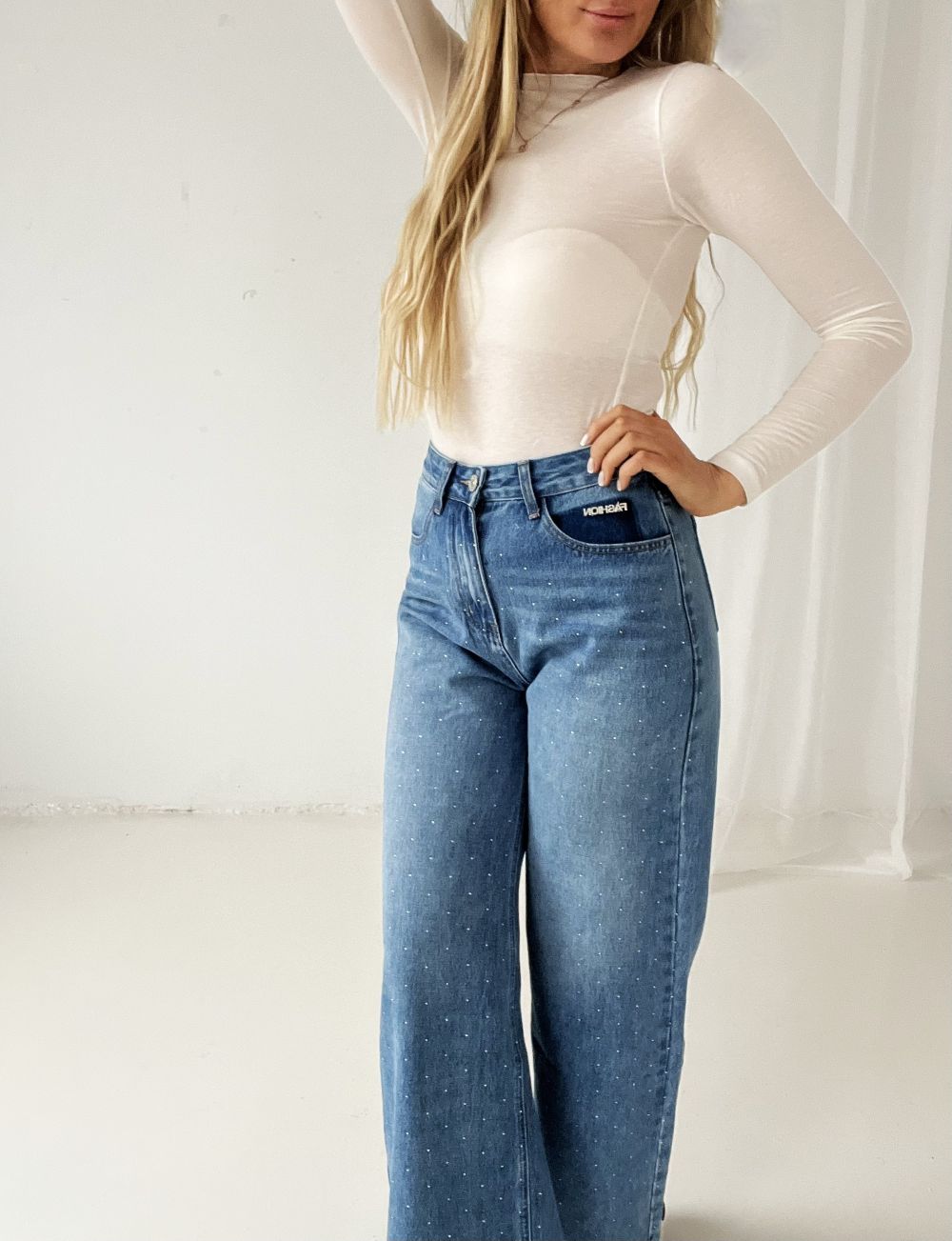 DŽINSI AR SPĪDĪGIEM AKMENTIŅIEM