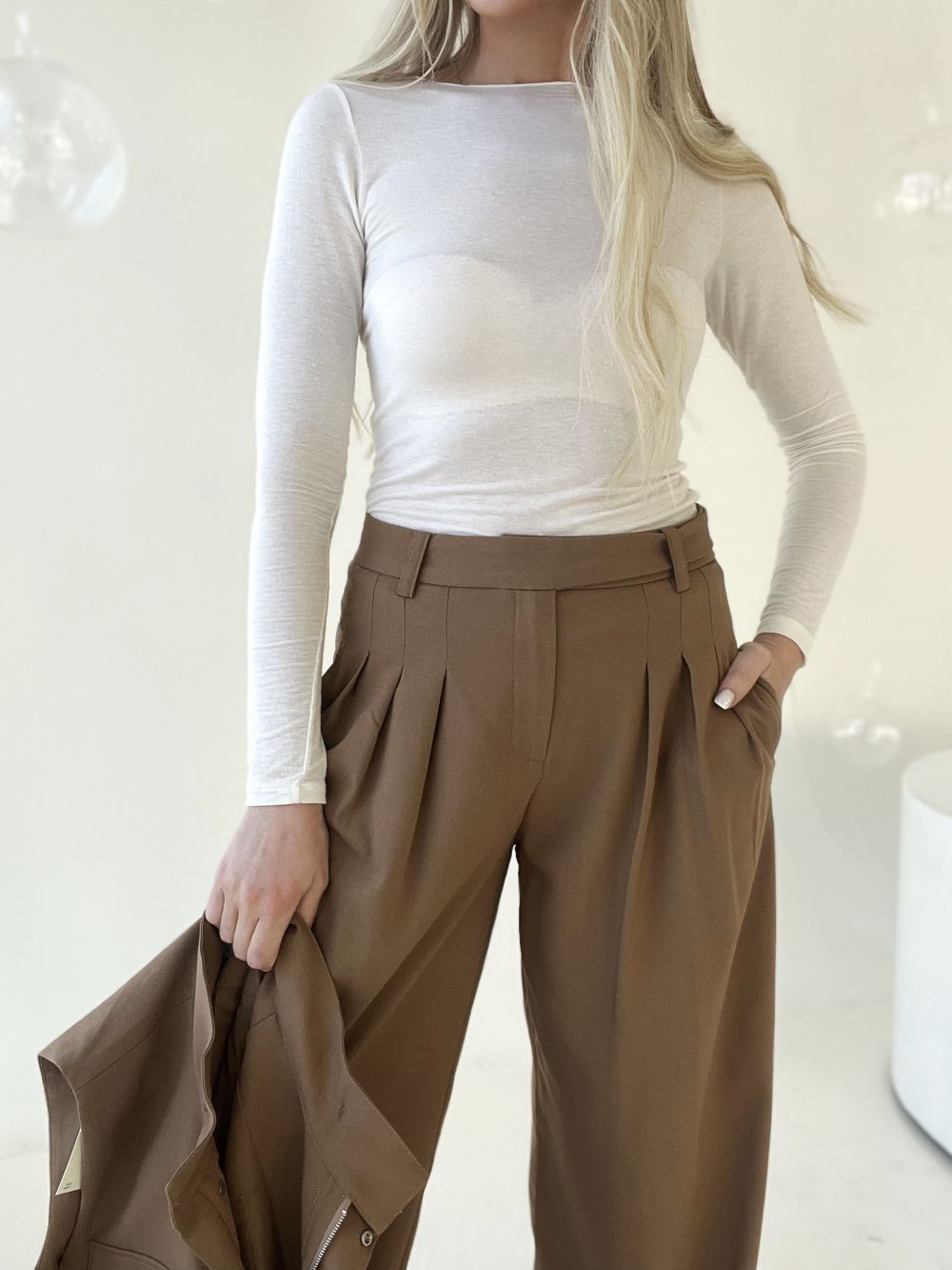 BRŪNS  / PIENBALTS KOSTĪMS VESTE + BIKSES