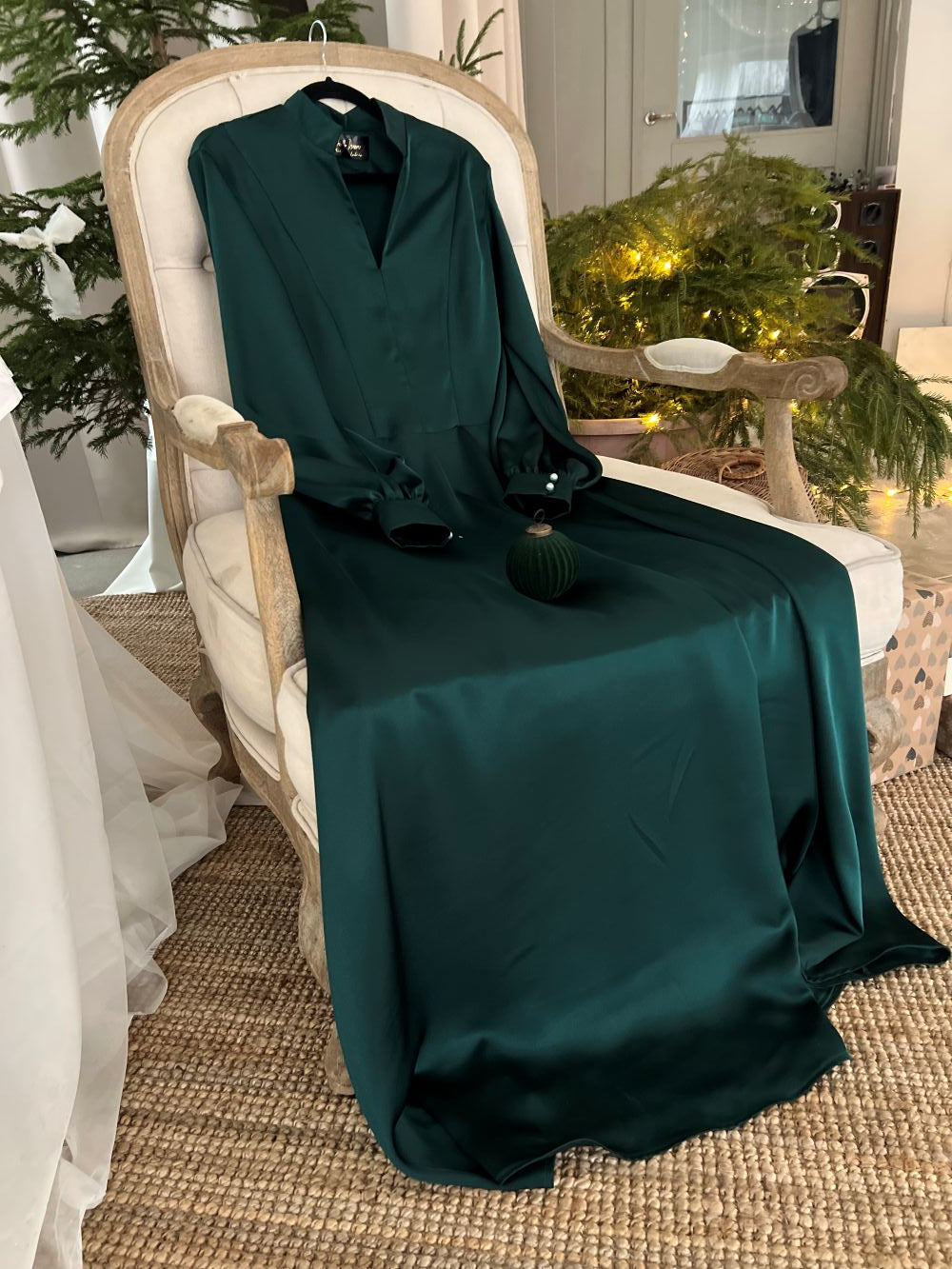 SATĪNA BALLES KLEITA DAŽĀDOS TOŅOS