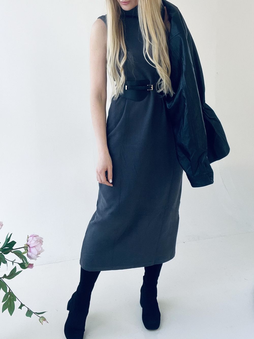 TUMŠI PELĒKA / MELNA SILTA KLEITA AR ODERI