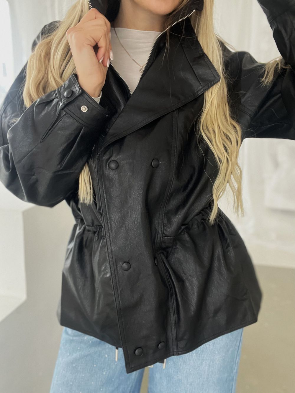 MELNA MĀKSLĪGĀS ĀDAS JAKA