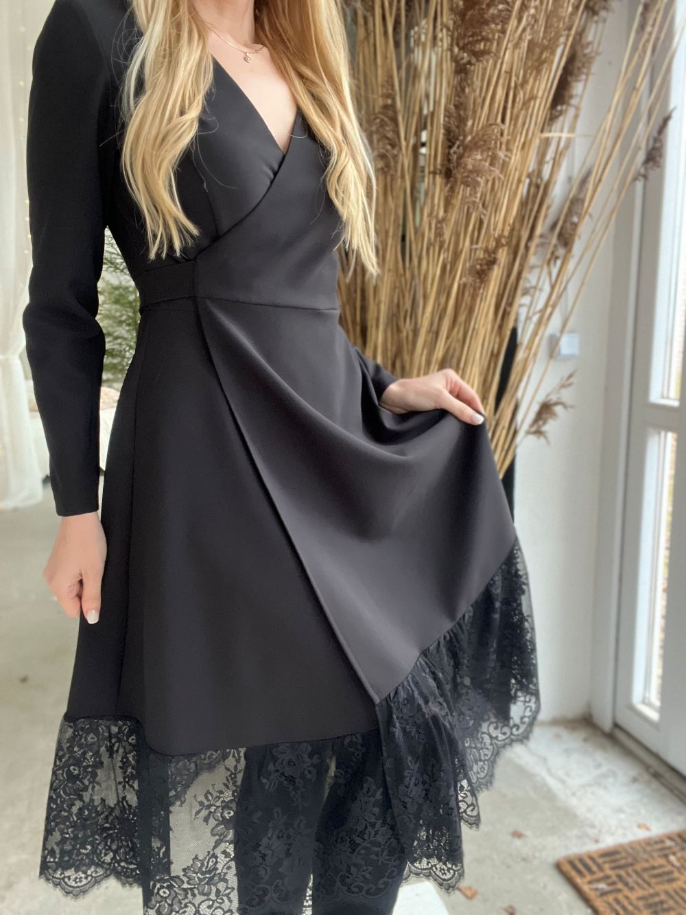 MELNA KLEITA AR MEŽĢĪNI