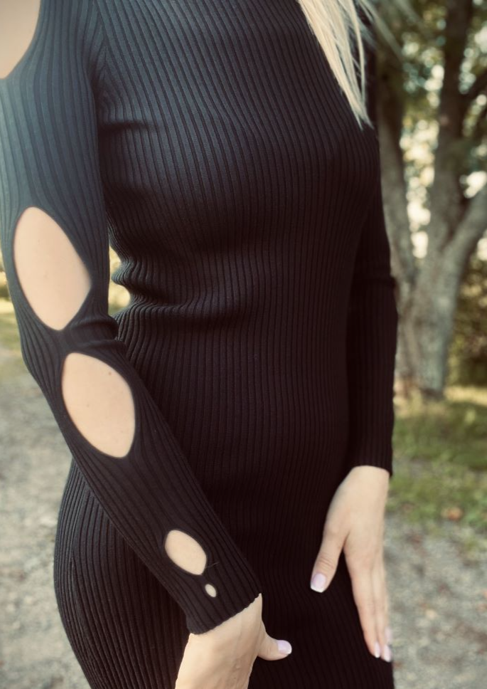 Pienbaltā tonī elastīga kleita