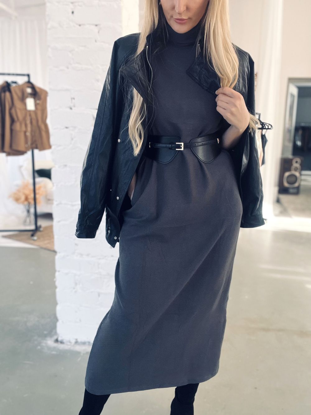 TUMŠI PELĒKA / MELNA SILTA KLEITA AR ODERI