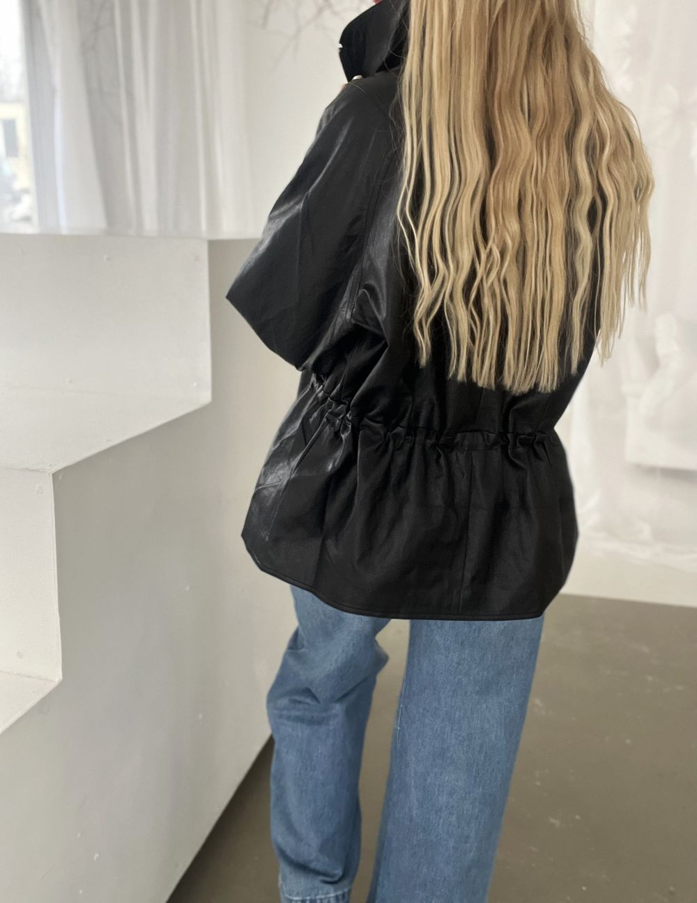 DŽINSI AR SPĪDĪGIEM AKMENTIŅIEM