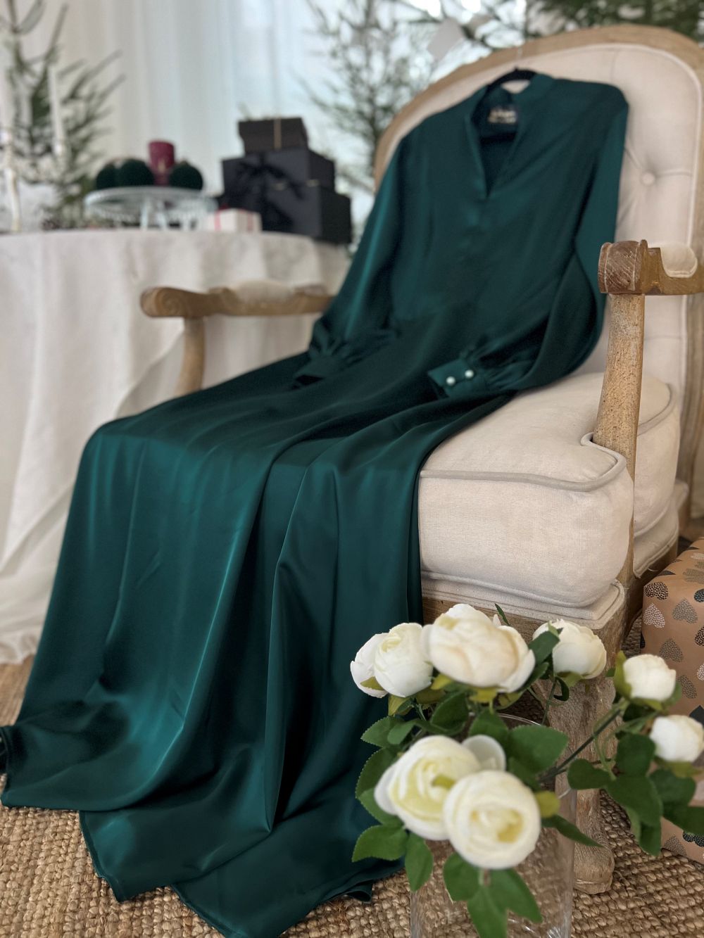 SATĪNA BALLES KLEITA DAŽĀDOS TOŅOS