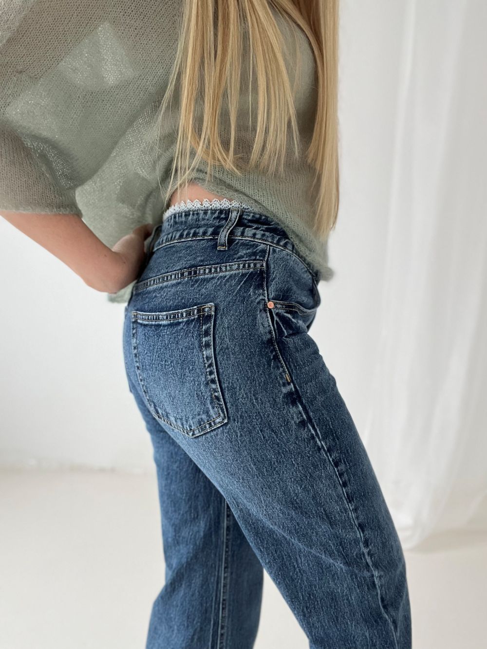 ZILI DŽINSI AR BALTU CAKU MALIŅU