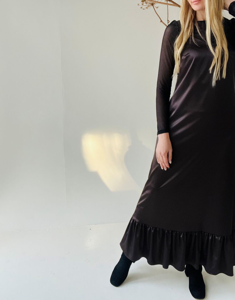 TUMŠI BRŪNA KLEITA UZ LENCĪTĒM