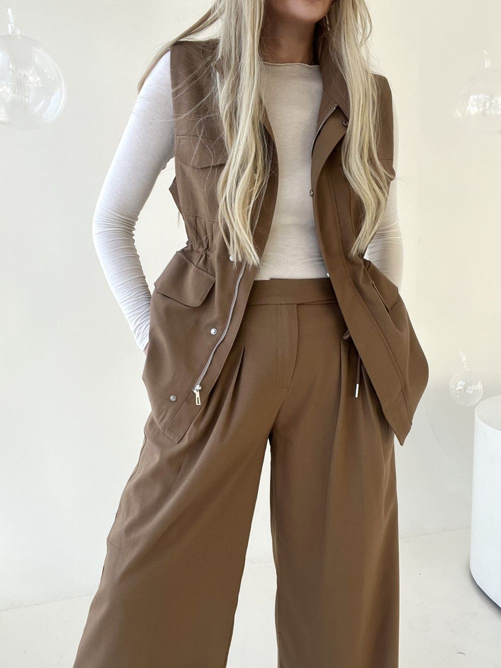 BRŪNS  / PIENBALTS KOSTĪMS VESTE + BIKSES