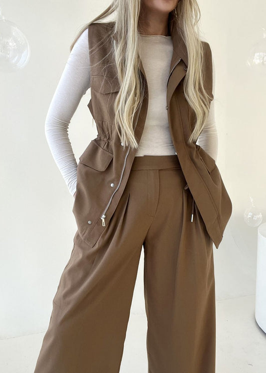 VESTE BRŪNĀ UN PIENBALTĀ TONĪ