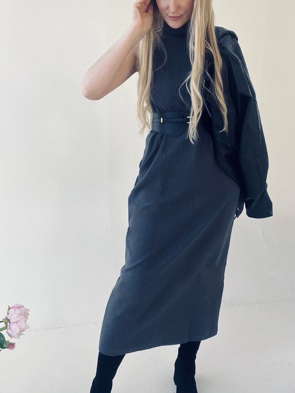 TUMŠI PELĒKA / MELNA SILTA KLEITA AR ODERI