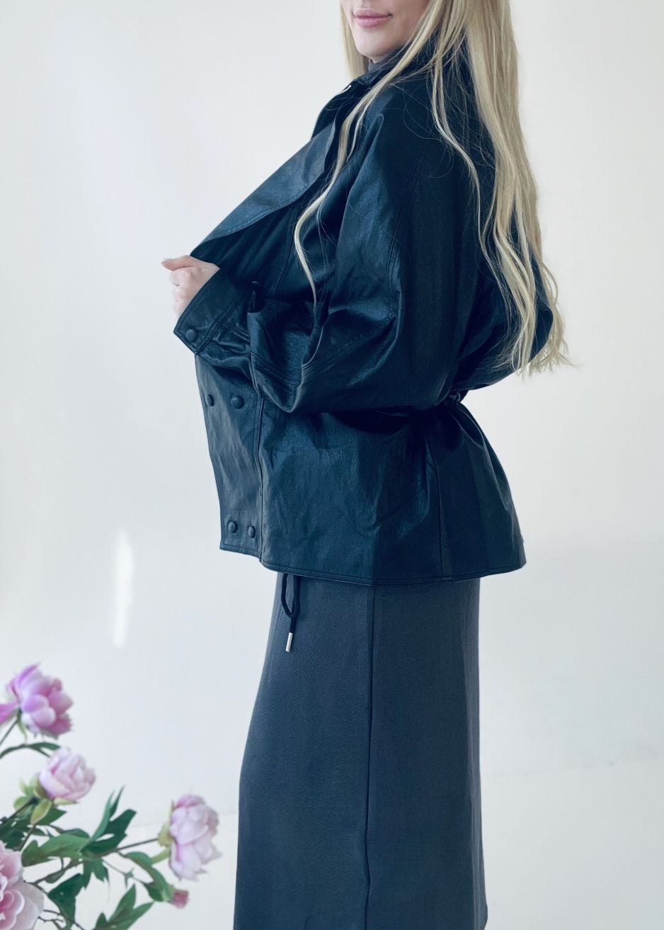 TUMŠI PELĒKA / MELNA SILTA KLEITA AR ODERI