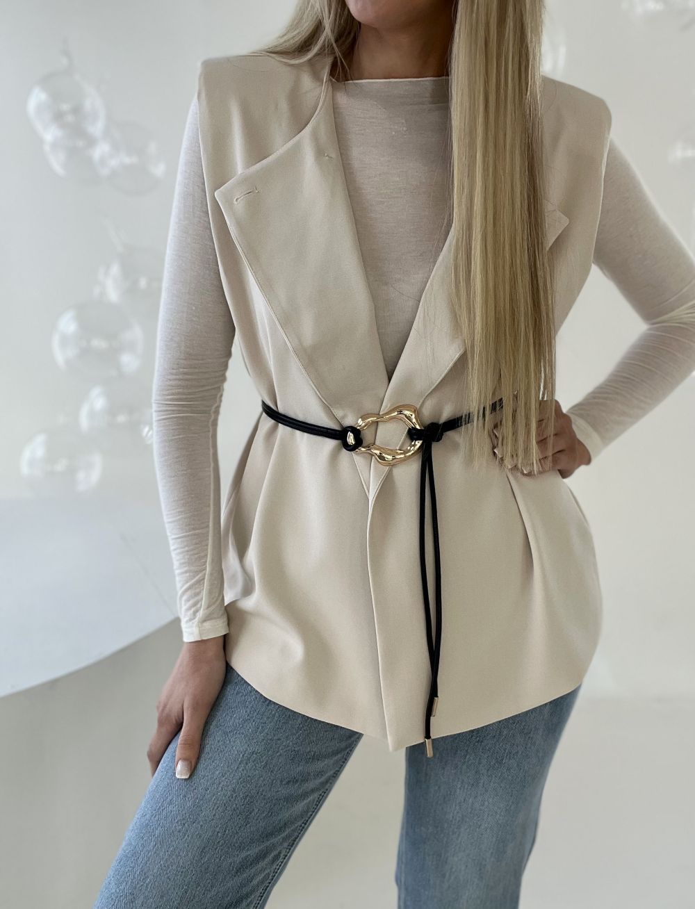 KOSTĪMS - BIKSES + VESTE + JOSTA / PIENBALTS UN BRŪNS