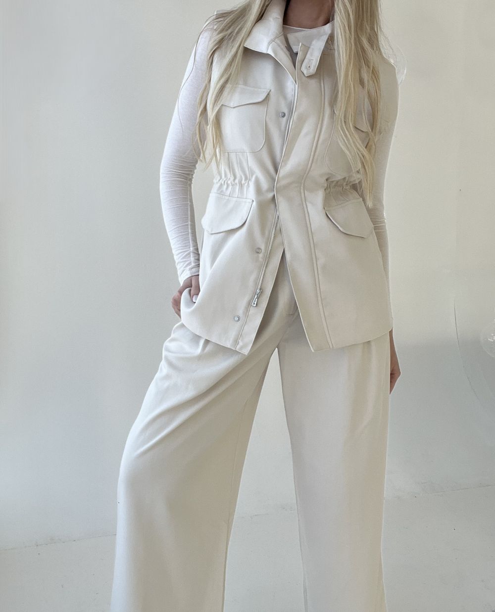 VESTE BRŪNĀ UN PIENBALTĀ TONĪ