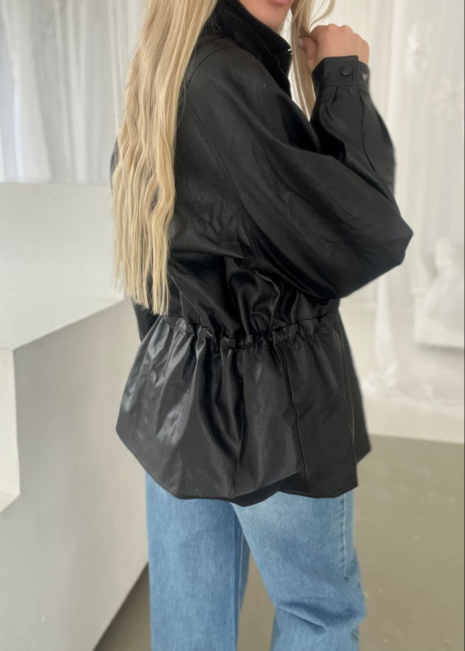 MELNA MĀKSLĪGĀS ĀDAS JAKA