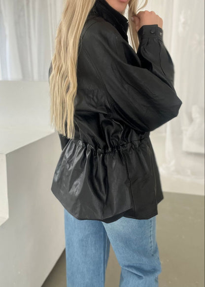 MELNA MĀKSLĪGĀS ĀDAS JAKA