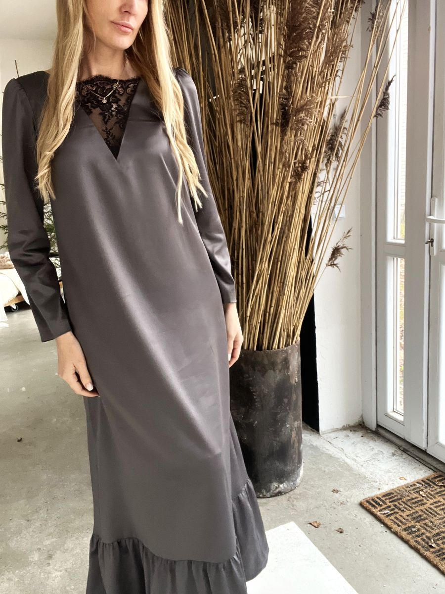 PELĒKA SATĪNA KLEITA AR VOLĀNU