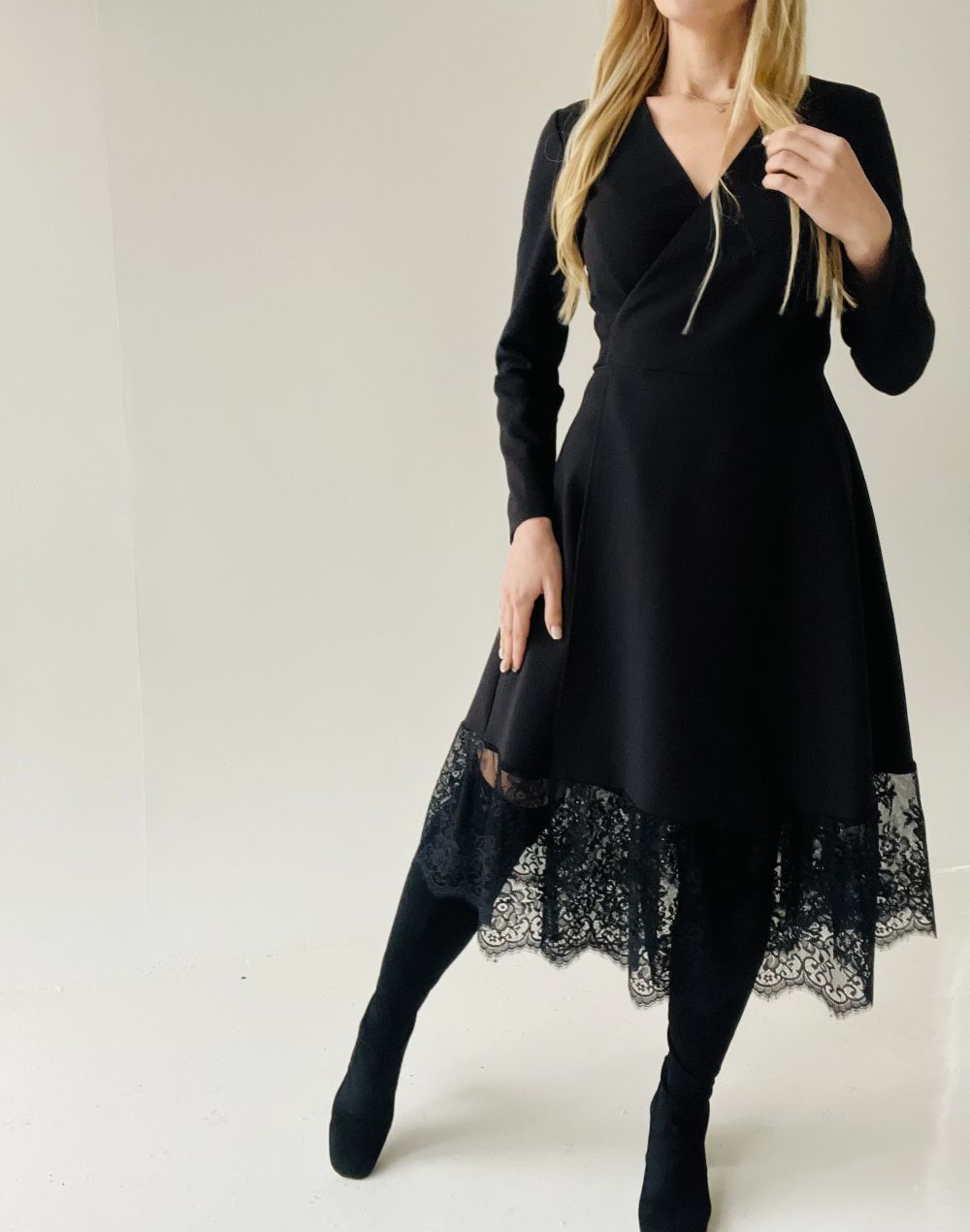 MELNA KLEITA AR MEŽĢĪNI